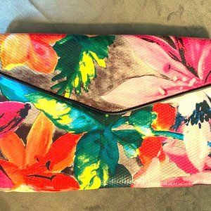 Kimchi Blue Floral Wristlet w/ inside Zipper